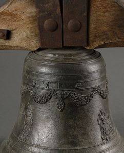 MANIFATTURA DELL'ITALIA SETTENTRIONALE, SECOLO XVII : Campana in bronzo montata su supporto ligneo, sulla parte centrale tre raffigurazioni sacre a rilievo  - Asta Asta 395 | ARTE ANTICA E DEL XIX SECOLO Online - Associazione Nazionale - Case d'Asta italiane