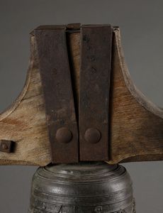 MANIFATTURA DELL'ITALIA SETTENTRIONALE, SECOLO XVII : Campana in bronzo montata su supporto ligneo, sulla parte centrale tre raffigurazioni sacre a rilievo  - Asta Asta 395 | ARTE ANTICA E DEL XIX SECOLO Online - Associazione Nazionale - Case d'Asta italiane