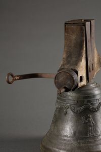 MANIFATTURA DELL'ITALIA SETTENTRIONALE, SECOLO XVII : Campana in bronzo montata su supporto ligneo, sulla parte centrale tre raffigurazioni sacre a rilievo  - Asta Asta 395 | ARTE ANTICA E DEL XIX SECOLO Online - Associazione Nazionale - Case d'Asta italiane