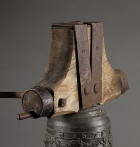 MANIFATTURA DELL'ITALIA SETTENTRIONALE, SECOLO XVII : Campana in bronzo montata su supporto ligneo, sulla parte centrale tre raffigurazioni sacre a rilievo  - Asta Asta 395 | ARTE ANTICA E DEL XIX SECOLO Online - Associazione Nazionale - Case d'Asta italiane