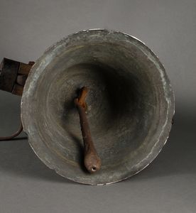 MANIFATTURA DELL'ITALIA SETTENTRIONALE, SECOLO XVII : Campana in bronzo montata su supporto ligneo, sulla parte centrale tre raffigurazioni sacre a rilievo  - Asta Asta 395 | ARTE ANTICA E DEL XIX SECOLO Online - Associazione Nazionale - Case d'Asta italiane