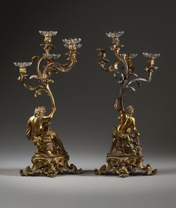 MANIFATTURA DEL XIX SECOLO : Coppia di candelieri a cinque luci in bronzo dorato in forma di figure allegoriche che sorreggono la base di un fiore  - Asta Asta 395 | ARTE ANTICA E DEL XIX SECOLO Online - Associazione Nazionale - Case d'Asta italiane