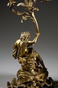 MANIFATTURA DEL XIX SECOLO : Coppia di candelieri a cinque luci in bronzo dorato in forma di figure allegoriche che sorreggono la base di un fiore  - Asta Asta 395 | ARTE ANTICA E DEL XIX SECOLO Online - Associazione Nazionale - Case d'Asta italiane