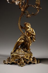 MANIFATTURA DEL XIX SECOLO : Coppia di candelieri a cinque luci in bronzo dorato in forma di figure allegoriche che sorreggono la base di un fiore  - Asta Asta 395 | ARTE ANTICA E DEL XIX SECOLO Online - Associazione Nazionale - Case d'Asta italiane