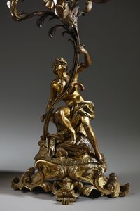 MANIFATTURA DEL XIX SECOLO : Coppia di candelieri a cinque luci in bronzo dorato in forma di figure allegoriche che sorreggono la base di un fiore  - Asta Asta 395 | ARTE ANTICA E DEL XIX SECOLO Online - Associazione Nazionale - Case d'Asta italiane