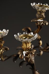 MANIFATTURA DEL XIX SECOLO : Coppia di candelieri a cinque luci in bronzo dorato in forma di figure allegoriche che sorreggono la base di un fiore  - Asta Asta 395 | ARTE ANTICA E DEL XIX SECOLO Online - Associazione Nazionale - Case d'Asta italiane