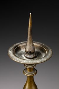 MANIFATTURA DEL XIX SECOLO : Coppia di candelieri in bronzo a rocchetto poggianti su base tripode  - Asta Asta 395 | ARTE ANTICA E DEL XIX SECOLO Online - Associazione Nazionale - Case d'Asta italiane