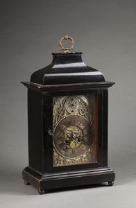 MANIFATTURA INGLESE DEL XIX SECOLO - Orologio da tavolo con cassa in legno ebanizzato e quadrante in metallo dorato e rame