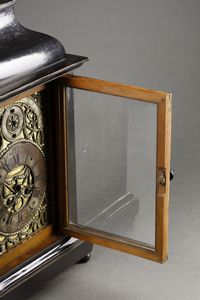 MANIFATTURA INGLESE DEL XIX SECOLO : Orologio da tavolo con cassa in legno ebanizzato e quadrante in metallo dorato e rame  - Asta Asta 395 | ARTE ANTICA E DEL XIX SECOLO Online - Associazione Nazionale - Case d'Asta italiane