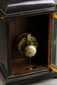 MANIFATTURA INGLESE DEL XIX SECOLO : Orologio da tavolo con cassa in legno ebanizzato e quadrante in metallo dorato e rame  - Asta Asta 395 | ARTE ANTICA E DEL XIX SECOLO Online - Associazione Nazionale - Case d'Asta italiane