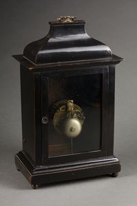 MANIFATTURA INGLESE DEL XIX SECOLO : Orologio da tavolo con cassa in legno ebanizzato e quadrante in metallo dorato e rame  - Asta Asta 395 | ARTE ANTICA E DEL XIX SECOLO Online - Associazione Nazionale - Case d'Asta italiane