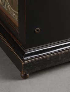 MANIFATTURA INGLESE DEL XIX SECOLO : Orologio da tavolo con cassa in legno ebanizzato e quadrante in metallo dorato e rame  - Asta Asta 395 | ARTE ANTICA E DEL XIX SECOLO Online - Associazione Nazionale - Case d'Asta italiane