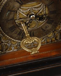 MANIFATTURA INGLESE DEL XIX SECOLO : Orologio da tavolo con cassa in legno ebanizzato e quadrante in metallo dorato e rame  - Asta Asta 395 | ARTE ANTICA E DEL XIX SECOLO Online - Associazione Nazionale - Case d'Asta italiane