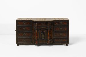 MANIFATTURA DELL'ITALIA MERIDIONALE DELLA FINE DEL XVII SECOLO - Stipo lastronato con applicazioni in bronzo, di forma architettonica, nicchia centrale con quattro colonne lavorate a guilloch� e statuetta di Minerva a celare dieci cassettini, piedi a sfera