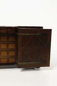 MANIFATTURA DELL'ITALIA MERIDIONALE DELLA FINE DEL XVII SECOLO : Stipo lastronato con applicazioni in bronzo, di forma architettonica, nicchia centrale con quattro colonne lavorate a guilloch� e statuetta di Minerva a celare dieci cassettini, piedi a sfera  - Asta Asta 395 | ARTE ANTICA E DEL XIX SECOLO Online - Associazione Nazionale - Case d'Asta italiane