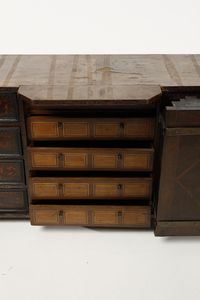 MANIFATTURA DELL'ITALIA MERIDIONALE DELLA FINE DEL XVII SECOLO : Stipo lastronato con applicazioni in bronzo, di forma architettonica, nicchia centrale con quattro colonne lavorate a guilloch� e statuetta di Minerva a celare dieci cassettini, piedi a sfera  - Asta Asta 395 | ARTE ANTICA E DEL XIX SECOLO Online - Associazione Nazionale - Case d'Asta italiane