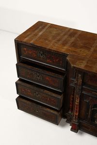 MANIFATTURA DELL'ITALIA MERIDIONALE DELLA FINE DEL XVII SECOLO : Stipo lastronato con applicazioni in bronzo, di forma architettonica, nicchia centrale con quattro colonne lavorate a guilloch� e statuetta di Minerva a celare dieci cassettini, piedi a sfera  - Asta Asta 395 | ARTE ANTICA E DEL XIX SECOLO Online - Associazione Nazionale - Case d'Asta italiane