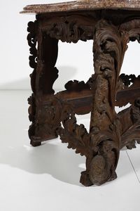 MANIFATTURA ITALIANA DEL XVII-XVIII SECOLO : Tavolo in legno intagliato in forma di volute e motivi fitomorfi, piano in marmo broccatello di Spagna  - Asta Asta 395 | ARTE ANTICA E DEL XIX SECOLO Online - Associazione Nazionale - Case d'Asta italiane