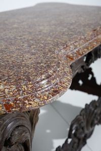 MANIFATTURA ITALIANA DEL XVII-XVIII SECOLO : Tavolo in legno intagliato in forma di volute e motivi fitomorfi, piano in marmo broccatello di Spagna  - Asta Asta 395 | ARTE ANTICA E DEL XIX SECOLO Online - Associazione Nazionale - Case d'Asta italiane