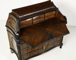 MANIFATTURA LOMBARDA DEL XVIII SECOLO : Cassettone a ribalta impiallacciato in radica di noce con cornici modanate in legno ebanizzato, fianchi concavi con lesene angolari, piedi a ricciolo  - Asta Asta 395 | ARTE ANTICA E DEL XIX SECOLO Online - Associazione Nazionale - Case d'Asta italiane