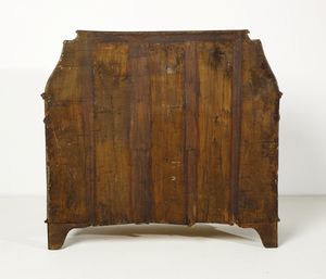 MANIFATTURA LOMBARDA DEL XVIII SECOLO : Cassettone a ribalta impiallacciato in radica di noce con cornici modanate in legno ebanizzato, fianchi concavi con lesene angolari, piedi a ricciolo  - Asta Asta 395 | ARTE ANTICA E DEL XIX SECOLO Online - Associazione Nazionale - Case d'Asta italiane