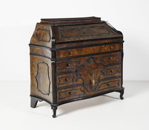 MANIFATTURA LOMBARDA DEL XVIII SECOLO : Cassettone a ribalta impiallacciato in radica di noce con cornici modanate in legno ebanizzato, fianchi concavi con lesene angolari, piedi a ricciolo  - Asta Asta 395 | ARTE ANTICA E DEL XIX SECOLO Online - Associazione Nazionale - Case d'Asta italiane