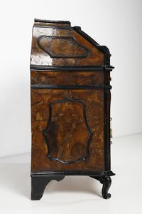 MANIFATTURA LOMBARDA DEL XVIII SECOLO : Cassettone a ribalta impiallacciato in radica di noce con cornici modanate in legno ebanizzato, fianchi concavi con lesene angolari, piedi a ricciolo  - Asta Asta 395 | ARTE ANTICA E DEL XIX SECOLO Online - Associazione Nazionale - Case d'Asta italiane