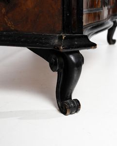 MANIFATTURA LOMBARDA DEL XVIII SECOLO : Cassettone a ribalta impiallacciato in radica di noce con cornici modanate in legno ebanizzato, fianchi concavi con lesene angolari, piedi a ricciolo  - Asta Asta 395 | ARTE ANTICA E DEL XIX SECOLO Online - Associazione Nazionale - Case d'Asta italiane