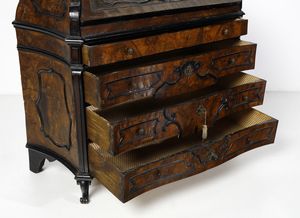 MANIFATTURA LOMBARDA DEL XVIII SECOLO : Cassettone a ribalta impiallacciato in radica di noce con cornici modanate in legno ebanizzato, fianchi concavi con lesene angolari, piedi a ricciolo  - Asta Asta 395 | ARTE ANTICA E DEL XIX SECOLO Online - Associazione Nazionale - Case d'Asta italiane