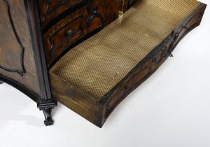 MANIFATTURA LOMBARDA DEL XVIII SECOLO : Cassettone a ribalta impiallacciato in radica di noce con cornici modanate in legno ebanizzato, fianchi concavi con lesene angolari, piedi a ricciolo  - Asta Asta 395 | ARTE ANTICA E DEL XIX SECOLO Online - Associazione Nazionale - Case d'Asta italiane