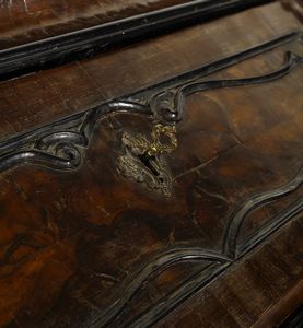 MANIFATTURA LOMBARDA DEL XVIII SECOLO : Cassettone a ribalta impiallacciato in radica di noce con cornici modanate in legno ebanizzato, fianchi concavi con lesene angolari, piedi a ricciolo  - Asta Asta 395 | ARTE ANTICA E DEL XIX SECOLO Online - Associazione Nazionale - Case d'Asta italiane