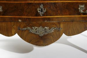 MANIFATTURA EMILIANA DEL XVIII SECOLO : Cassettone lastronato in noce e radica di noce con filettature in legno chiaro, fronte e fianchi mossi, tre cassetti sul fronte, grembiale sagomato e gambe arcuate.  - Asta Asta 395 | ARTE ANTICA E DEL XIX SECOLO Online - Associazione Nazionale - Case d'Asta italiane