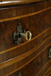 MANIFATTURA EMILIANA DEL XVIII SECOLO : Cassettone lastronato in noce e radica di noce con filettature in legno chiaro, fronte e fianchi mossi, tre cassetti sul fronte, grembiale sagomato e gambe arcuate.  - Asta Asta 395 | ARTE ANTICA E DEL XIX SECOLO Online - Associazione Nazionale - Case d'Asta italiane