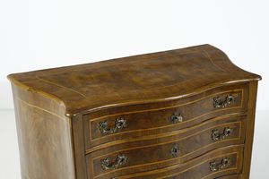 MANIFATTURA EMILIANA DEL XVIII SECOLO : Cassettone lastronato in noce e radica di noce con filettature in legno chiaro, fronte e fianchi mossi, tre cassetti sul fronte, grembiale sagomato e gambe arcuate.  - Asta Asta 395 | ARTE ANTICA E DEL XIX SECOLO Online - Associazione Nazionale - Case d'Asta italiane