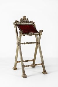 MANIFATTURA DELL'ITALIA MERIDIONALE DEL XVIII SECOLO - Leggio da terra in legno dorato a mecca con cappello con fregio a stemma ecclesiastico e piano in velluto porpora