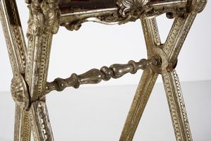 MANIFATTURA DELL'ITALIA MERIDIONALE DEL XVIII SECOLO : Leggio da terra in legno dorato a mecca con cappello con fregio a stemma ecclesiastico e piano in velluto porpora  - Asta Asta 395 | ARTE ANTICA E DEL XIX SECOLO Online - Associazione Nazionale - Case d'Asta italiane