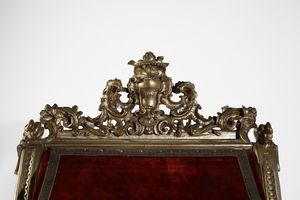 MANIFATTURA DELL'ITALIA MERIDIONALE DEL XVIII SECOLO : Leggio da terra in legno dorato a mecca con cappello con fregio a stemma ecclesiastico e piano in velluto porpora  - Asta Asta 395 | ARTE ANTICA E DEL XIX SECOLO Online - Associazione Nazionale - Case d'Asta italiane