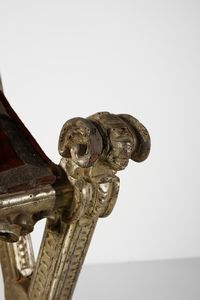 MANIFATTURA DELL'ITALIA MERIDIONALE DEL XVIII SECOLO : Leggio da terra in legno dorato a mecca con cappello con fregio a stemma ecclesiastico e piano in velluto porpora  - Asta Asta 395 | ARTE ANTICA E DEL XIX SECOLO Online - Associazione Nazionale - Case d'Asta italiane