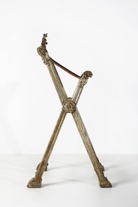MANIFATTURA DELL'ITALIA MERIDIONALE DEL XVIII SECOLO : Leggio da terra in legno dorato a mecca con cappello con fregio a stemma ecclesiastico e piano in velluto porpora  - Asta Asta 395 | ARTE ANTICA E DEL XIX SECOLO Online - Associazione Nazionale - Case d'Asta italiane