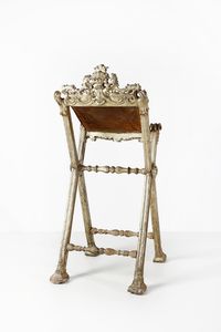 MANIFATTURA DELL'ITALIA MERIDIONALE DEL XVIII SECOLO : Leggio da terra in legno dorato a mecca con cappello con fregio a stemma ecclesiastico e piano in velluto porpora  - Asta Asta 395 | ARTE ANTICA E DEL XIX SECOLO Online - Associazione Nazionale - Case d'Asta italiane