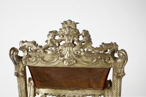 MANIFATTURA DELL'ITALIA MERIDIONALE DEL XVIII SECOLO : Leggio da terra in legno dorato a mecca con cappello con fregio a stemma ecclesiastico e piano in velluto porpora  - Asta Asta 395 | ARTE ANTICA E DEL XIX SECOLO Online - Associazione Nazionale - Case d'Asta italiane