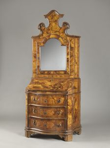 MANIFATTURA VENETA - Cassettone a ribalta con alzata, a tre cassetti e anta calatoia, mosso sul fronte e i fianchi, in noce e radica di noce, piedi a mensola