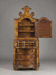 MANIFATTURA VENETA : Cassettone a ribalta con alzata, a tre cassetti e anta calatoia, mosso sul fronte e i fianchi, in noce e radica di noce, piedi a mensola  - Asta Asta 395 | ARTE ANTICA E DEL XIX SECOLO Online - Associazione Nazionale - Case d'Asta italiane