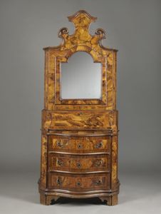 MANIFATTURA VENETA : Cassettone a ribalta con alzata, a tre cassetti e anta calatoia, mosso sul fronte e i fianchi, in noce e radica di noce, piedi a mensola  - Asta Asta 395 | ARTE ANTICA E DEL XIX SECOLO Online - Associazione Nazionale - Case d'Asta italiane