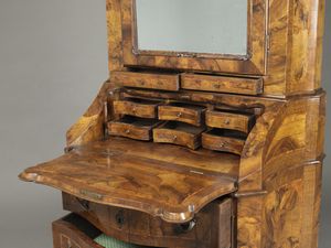 MANIFATTURA VENETA : Cassettone a ribalta con alzata, a tre cassetti e anta calatoia, mosso sul fronte e i fianchi, in noce e radica di noce, piedi a mensola  - Asta Asta 395 | ARTE ANTICA E DEL XIX SECOLO Online - Associazione Nazionale - Case d'Asta italiane