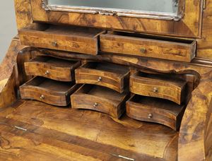 MANIFATTURA VENETA : Cassettone a ribalta con alzata, a tre cassetti e anta calatoia, mosso sul fronte e i fianchi, in noce e radica di noce, piedi a mensola  - Asta Asta 395 | ARTE ANTICA E DEL XIX SECOLO Online - Associazione Nazionale - Case d'Asta italiane