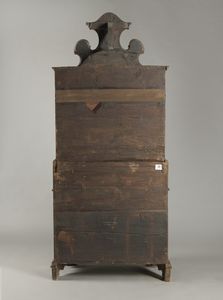 MANIFATTURA VENETA : Cassettone a ribalta con alzata, a tre cassetti e anta calatoia, mosso sul fronte e i fianchi, in noce e radica di noce, piedi a mensola  - Asta Asta 395 | ARTE ANTICA E DEL XIX SECOLO Online - Associazione Nazionale - Case d'Asta italiane