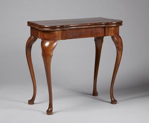 MANIFATTURA FERRARESE - Tavolino da gioco lastronato in radica di noce con piano sagomato apribile e cassetto sul fronte, gambe arcuate