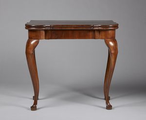 MANIFATTURA FERRARESE : Tavolino da gioco lastronato in radica di noce con piano sagomato apribile e cassetto sul fronte, gambe arcuate  - Asta Asta 395 | ARTE ANTICA E DEL XIX SECOLO Online - Associazione Nazionale - Case d'Asta italiane