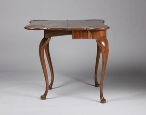MANIFATTURA FERRARESE : Tavolino da gioco lastronato in radica di noce con piano sagomato apribile e cassetto sul fronte, gambe arcuate  - Asta Asta 395 | ARTE ANTICA E DEL XIX SECOLO Online - Associazione Nazionale - Case d'Asta italiane